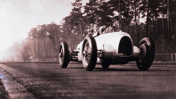Bild 1 von 2: Der Audi-Vorgänger Auto Union stellte im Jahr 1934 erstmals das Modell Silberpfeil auf der Avus Rennstrecke in Berlin vor.