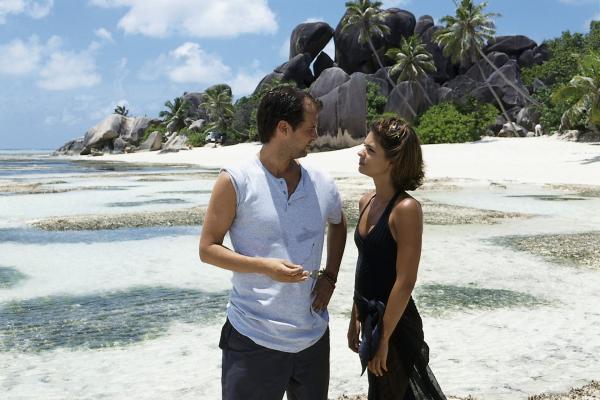 Bild 1 von 15: Sonja Brinkmann (Katja Woywood) muss sich noch daran gewöhnen, dass sie plötzlich einen Bruder (Marek Erhardt) hat und einen sympathischen noch dazu.