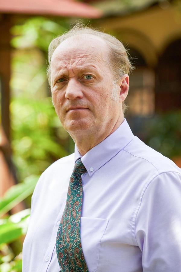 Bild 1 von 10: Im Bild: Adrian Edmondson (Charles Crabtree).