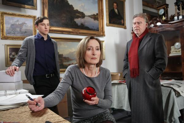 Bild 1 von 6: (v.l.n.r.) Phillip Bernert (Oliver Konietzny); Angelika Bernert (Eleonore Weisgerber); Hajo Trautzschke (Andreas Schmidt-Schaller)