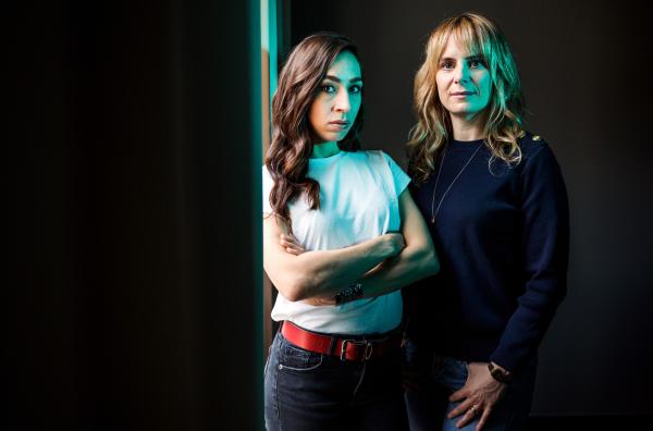 Bild 1 von 2: Die beiden Kommissarinnen Isabelle Grandjean (Anna Pieri Zuercher, r.) und Tessa Ott (Carol Schuler) ermitteln im Mordfall des Schokoladenfabrikanten Hans-Conrad Chevalier und geraten dabei in vielfacher Hinsicht an ihre Grenzen.