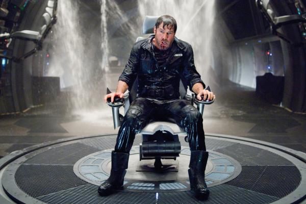 Bild 1 von 3: Das Raumschiff beginnt sich Paytons (Dennis Quaid) Kontrolle zu entziehen und droht, in der dunklen Unendlichkeit des Alls zu verschwinden.