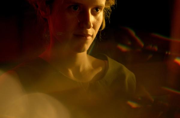 Bild 1 von 4: Paula Modersohn-Becker (Katharina Stark) in ihrem Pariser Atelier: 150 Jahre nach ihrer Geburt sehen zeitgenössische Künstlerinnen in ihr eine konstante Inspirationsquelle. (Spielszene)