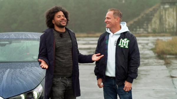 Bild 1 von 4: GRIP-Testfahrer Matthias Malmedie und E-Auto-Experte Alex Bangula schicken den brandneuen BMW i5 M60 xDrive mit 601 PS ins Duell gegen seinen direkten Herausforderer von Mercedes-AMG, den EQE 53 4MATIC+