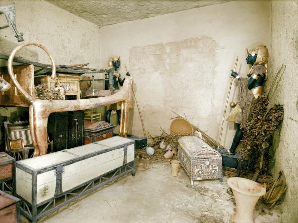 Bild 1 von 14: Die Vorkammer der Grabanlage von Tutanchamun. So hat der Entdecker Howard Carter die Vorkammer vorgefunden.
