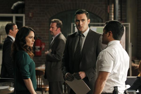 Bild 1 von 9: Machen sich auf die Suche nach Patrick Jane: Teresa Lisbon (Robin Tunney, l.), Wayne Rigsby (Owain Yeoman, M.) und Kimball Cho (Tim Kang, r.) ...
