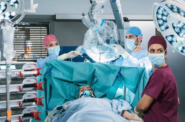 Bild 1 von 10: (v.l.n,.r.) Julia Berger (Mirka Pigulla); Clara Jacobs (Wiebke Adam-Schwarz); Dr. Niklas Ahrend (Roy Peter Link); Dr. Leyla Sherbaz (Sanam Afrashteh)