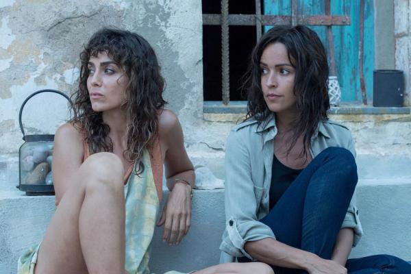 Bild 1 von 5: Alejandra (Verónica Sánchez, l.); Verónica (Irene Arcos, r.)