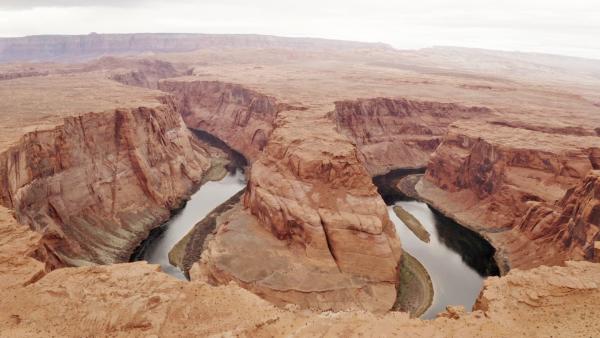 Bild 1 von 10: Tief unten, am Fuße des Grand Canyon, fließt der Colorado River. Vor etwa sechs Millionen Jahren hat er den Grand Canyon ins Gestein gefräst.