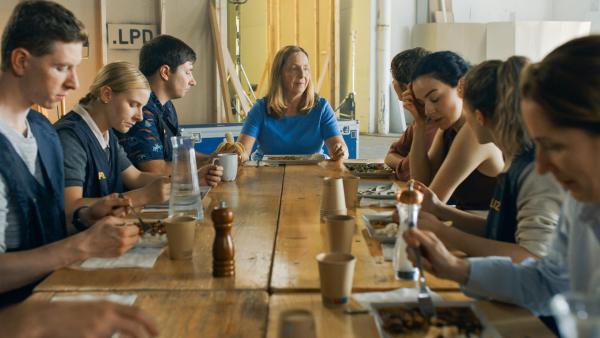 Bild 1 von 5: Im Bild: Susi Stach (M.), Mariam Hage (Heidi).