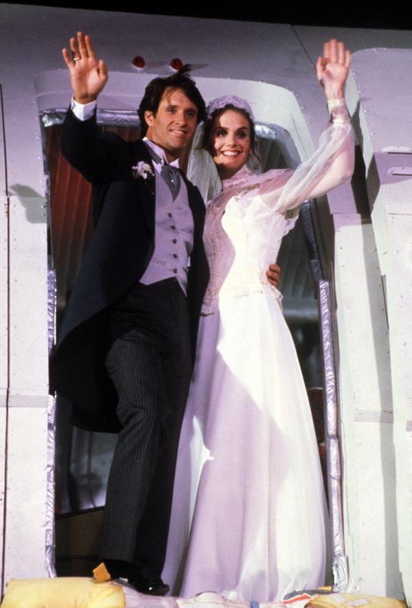 Bild 1 von 3: Auch der schwierigsten Aufgabe des Lebens gehen Elaine (Julie Hagerty, r.) und Ted (Robert Hayes, l.) unerschrocken entgegen: ihrer Hochzeit.