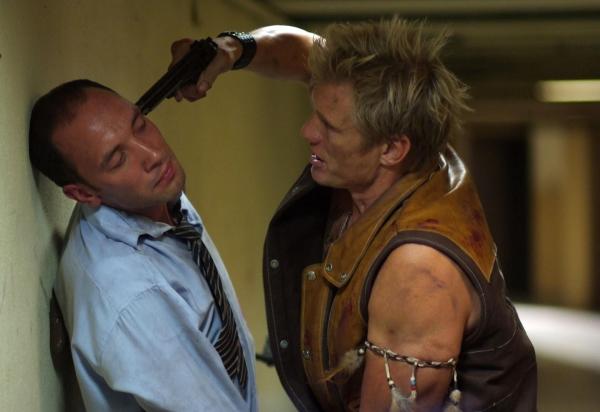 Bild 1 von 15: Dumm gelaufen, aber der amerikanische Schlagzeuger, Joe (Dolph Lundgren, r.), ist ein Ex-Elitekämpfer, der jetzt den russischen Terroristen die Tour vermasseln will ...