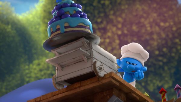 Bild 1 von 1: Koch droht die Blaubeertorte zu Matsch zu schlumpfen, wenn nicht alle sein Souflé probieren.© KiKA/Peyo Productions, Dupuis Édition & Audiovisuell - Honorarfreie Verwendung gemäß AGB im redaktionellen Zusammenhang mit genannter Sendung bei Nennung \