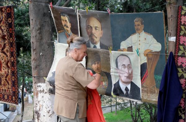 Bild 1 von 3: Autokratische Tendenzen sind weltweit auf dem Vormarsch: Der Verkauf von Stalin-Gemälden in Georgien zeigt, dass es Käufer gibt, die sich sein Bild noch immer gerne in die Wohnung hängen.