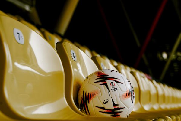 Bild 1 von 4: Der UEFA Europa-League-Ball der Saison 2025-2026 während der ServusTV-Übertragung der \