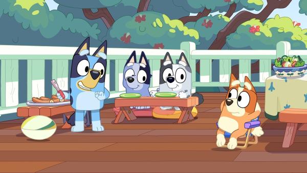 Bild 1 von 3: Die Familie hat Besuch und alle wollen gemeinsam grillen. Bingo hatte aber eigentlich vor, sich mal richtig schön zu entspannen. Doch die anderen Mädchen machen ihr einen Strich durch die Rechnung, da sie sich um den Salat kümmern muss.