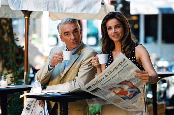 Bild 1 von 15: Tägliches Ritual: Felix (Christoph M. Ohrt, l.) und Sandra (Rebecca Immanuel, r.) treffen sich auf einen Cappuccino.