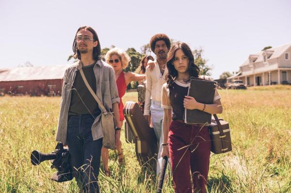 Bild 1 von 8: (v.l.n.r.) RJ (Owen Campbell); Bobby-Lynne (Brittany Snow);Maxine /Pearl (Mia Goth); Jackson /Kid Cudi); Lorraine (Jenna Ortega)