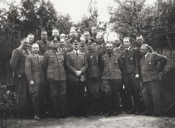 Bild 1 von 1: Adolf Hitler im Kreise hoher Offiziere und Generäle während des Westfeldzuges 1940.
