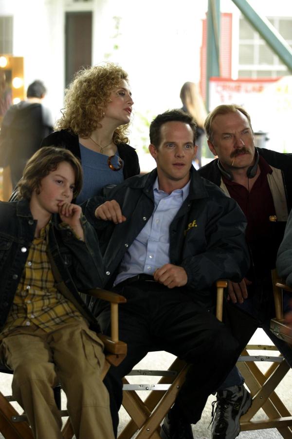 Bild 1 von 1: Im Bild (v.li.): Kane Ritchotte (Benjy Fleming), Bitty Schram (Sharona Fleming),Jason Gray-Stanford (Lt. Randall Disher), Ted Levine (Capt. Leland Stottlemeyer).