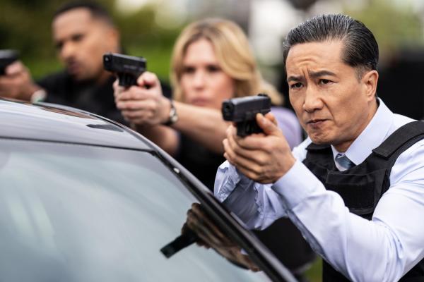 Bild 1 von 8: (v.l.n.r.) Detective Simmons (Michael Xavier); Detective Yates (Amy Goodmurphy); Chief Li (Terry Chen)