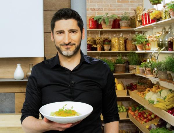 Bild 1 von 2: Im Bild: Paul Ivic - Gefüllte Rösti mit Kümmel-Karotten & Sauerrahm.