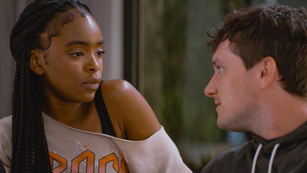 Bild 1 von 5: Franklin Fox (Josh Hutcherson) verhindert bei einer Präsentation des Unternehmers Anton Burrell ein Attentat und entdeckt einen Ring, der Zeitreisen von 57 Sekunden ermöglicht. Anfangs nutzt er diese Fähigkeit für persönliche Vorteile. Doch sein Hauptaugenmerk richtet sich bald auf das Pharmaunternehmen Renson, das mit einem gefährlichen Medikament den Tod seiner Schwester verschuldete. Die Zeitreisen führen jedoch zu katastrophalen Ereignissen.