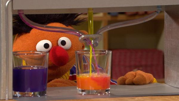 Bild 1 von 4: Ernie mischt Farben.