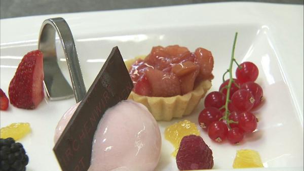 Bild 1 von 13: Im Bild: Karamellisierter Rhabarber im Mürbteigförmchen mit Obstgarnitur.