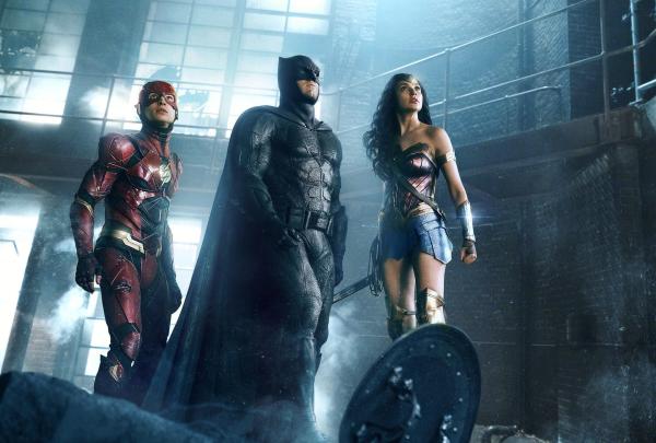 Bild 1 von 18: Im Bild: Ezra Miller (Barry Allen / The Flash), Ben Affleck (Bruce Wayne / Batman), Gal Gadot (Diana Price / Wonder Woman).