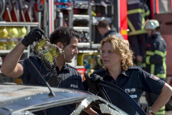 Bild 1 von 10: Claudia (Janette Rauch) und Tarik (Serhat Cokgezen) wurden zu einem brennenden Fahrzeug gerufen. Nachdem die Feuerwehr den Wagen gelöscht hat, findet Tarik den Brandsatz mit Zeitzünder.