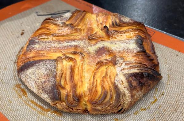 Bild 1 von 2: In der Bretagne zeigt sich die große Liebe zur Butter auch in den Desserts ? besonders im Kouign-amann, jenem Kuchen, der die Bretonen begeistert.