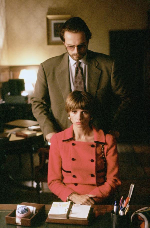 Bild 1 von 4: Untersuchungsrichter Domínguez (Miguel Bosé) stellt Nachforschungen im Fall des ermordeten Manuel an. Er glaubt, dass Rebeca (Victoria Abril) mit ihrem Geständnis jemanden decken will.