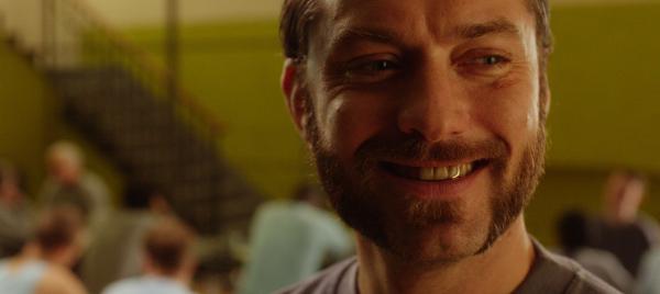Bild 1 von 19: Vor zwölf Jahren hat er seinen Boss gedeckt und ist für ihn in den Knast gewandert: Safe-Knacker Dom Hemingway (Jude Law) ...