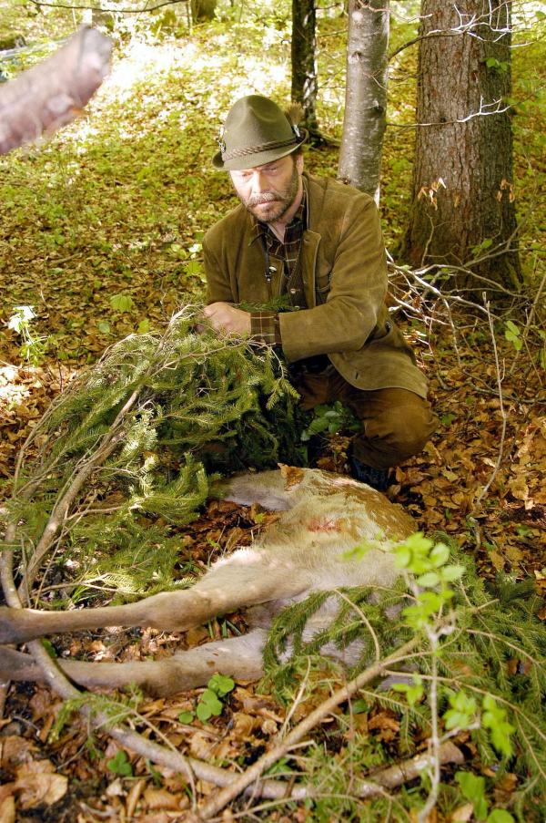 Bild 1 von 3: Im Bild: Alexander Strobele (Förster Alois Steiger).