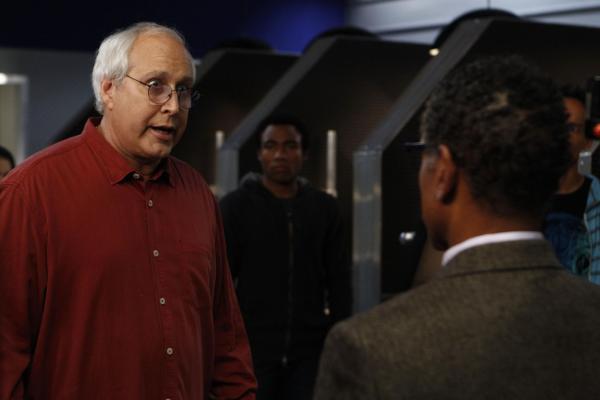 Bild 1 von 11: Der Vater von Pierce (Chevy Chase, l.) ist verstorben. Sein Vermögensverwalter Gilbert Lawson (Giancarlo Esposito, r.) taucht auf, um Pierce sein Erbe auszuhändigen ...