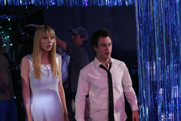 Bild 1 von 2: Cassie (Alexi Wasser, l.); John (Noah Segan, r.)