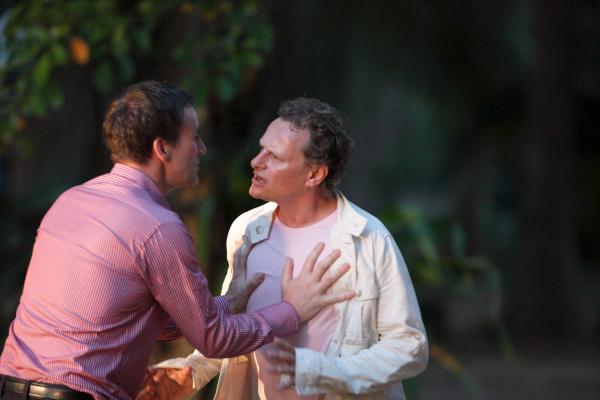 Bild 1 von 6: Patrick Knight (Derek Riddell, l.) und Lucas Talbot (Neil Stuke, r.) sind sich nicht einig.