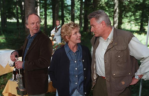 Bild 1 von 8: Im Bild (v.li.): Joachim Bissmeier (Albert), Gila von Weitershausen (Henriette), Klaus Wildbolz (Wenzel Hofer).