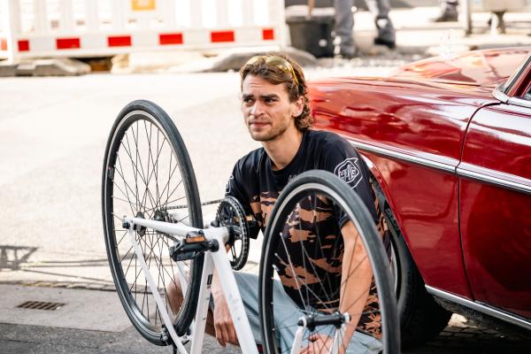 Bild 1 von 6: Erste Spuren der Ermittlungen führen zu einem Fahrradkurierunternehmen, in dem der Tote gearbeitet hat, bevor er bei einem Fahrradrennen ermordet wurde. Wollte Andre Menz (Luis Pintsch) verhindern, dass Ole das Rennen gewinnt?