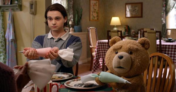 Bild 1 von 11: John Bennett (Max Burkholder, l.); Ted (r.)
