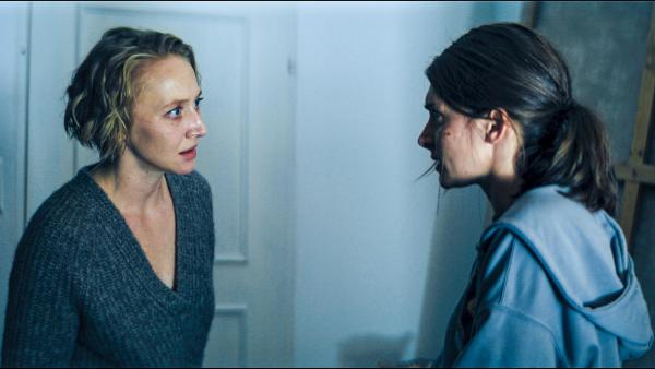 Bild 1 von 13: Im Bild (v.li.): Anna Maria Mühe (Blum), Romina Küper (Dunja).