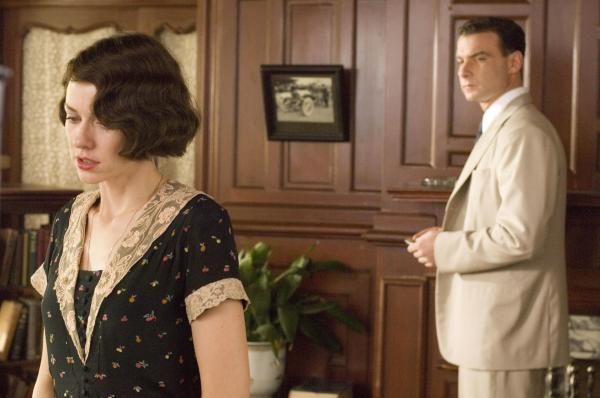 Bild 1 von 22: Als Walter herausfindet, dass seine Frau Kitty (Naomi Watts, l.) ihn mit dem charmanten Diplomat Charlie Townsend (Liev Schreiber, r.) betrügt, greift er zu drastischen Maßnahmen. Entweder sie kommt mit ihm in die Provinz Mei-tan-fu, wo die Cholera wütet oder Walter wird sich von ihr scheiden lassen und ihre Ehre für immer zerstören ...