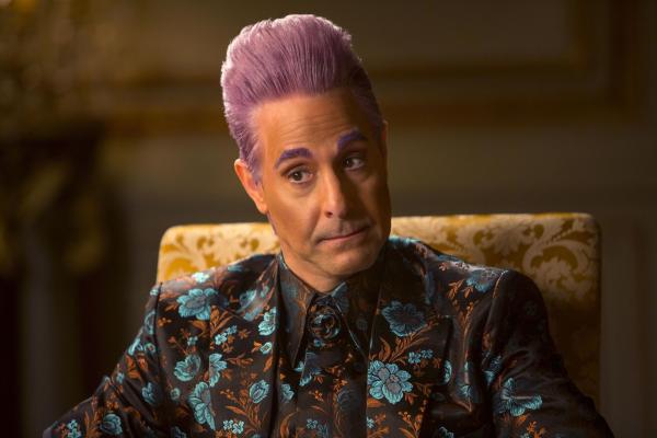 Bild 1 von 26: Der bunte Spaßvogel und treue Begleiter der Kandidaten der Hungerspiele: Ceasar Flickerman (Stanley Tucci). Doch kann er dieses Jahr sein Publikum zum Lachen bringen?
