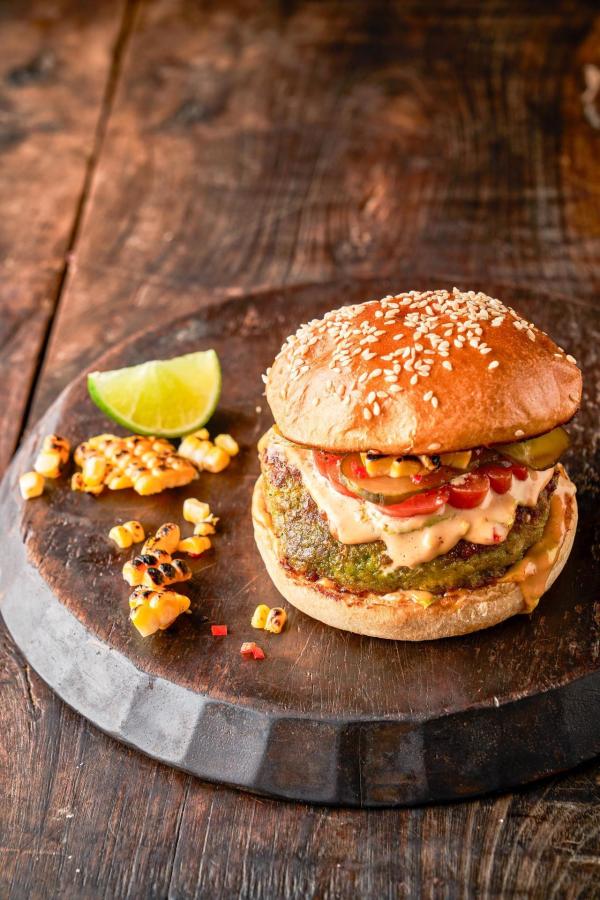Bild 1 von 13: Im Bild: Saftiger Burger mit frischem Zuckermais.