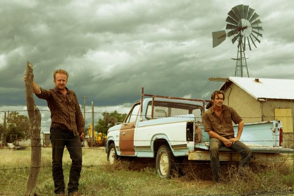 Bild 1 von 9: Tanner Howard (Ben Foster, l.); Toby Howard (Chris Pine, r.)