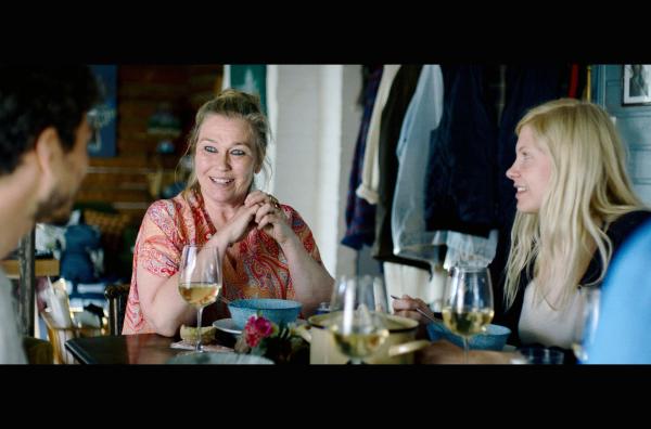 Bild 1 von 7: Der Besuch von Saaras (Saara Kotkaniemi, 2.v.r.) Mutter Pirjo (Outi Mäenpää, 2.v.l.) wirft die Machtdynamik des jungen Paares durcheinander. Mit ihren Bemerkungen trifft sie empfindliche Punkte in der von Selbstzweifeln geprägten Beziehung.