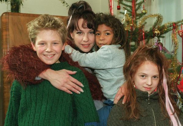 Bild 1 von 8: Im Bild: Uwe Schweiger (Philipp), Claudia Messner (Marianne), Tidjan Mbaye (Jimmy), Lisa Tatzber (Betty).