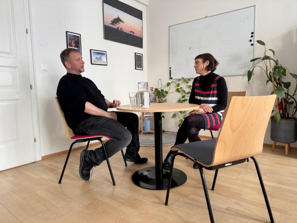 Bild 1 von 4: Im Bild: Esther im Gespräch mit ehemaligem Haftinsassen Jürgen.