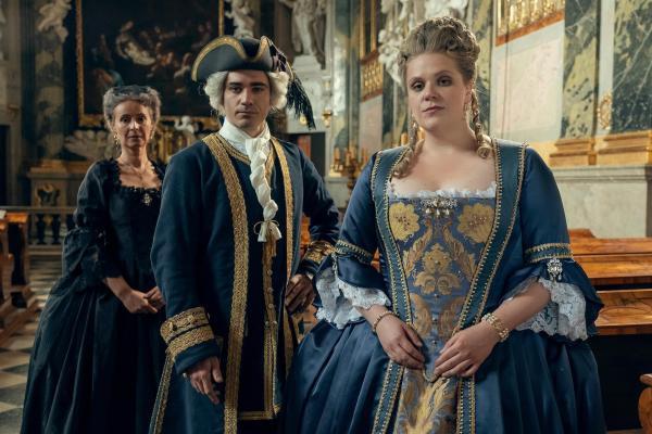 Bild 1 von 44: Im Bild (v.li.): Lenka Vlasáková (Karolinevon Fuchs), Vojtech Kotek (Franz Stephan), Stefanie Reinsperger (Maria Theresia).